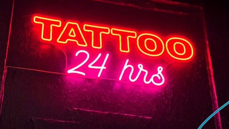 Placa de néon 'TATTOO 24 hrs' na Wall Arcanjo academy, São Paulo, São Paulo, BR.