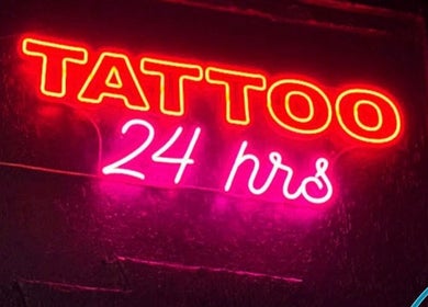Placa de néon 'TATTOO 24 hrs' na Wall Arcanjo academy, São Paulo, São Paulo, BR.
