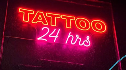 Placa de néon 'TATTOO 24 hrs' na Wall Arcanjo academy, São Paulo, São Paulo, BR.