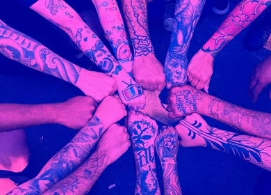 Braços tatuados unidos em círculo na Wall Arcanjo academy, São Paulo, São Paulo, BR.