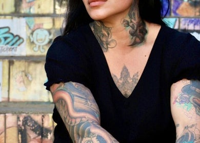 Modelo com tatuagens vibrantes no Wall Arcanjo academy, São Paulo, São Paulo, BR.