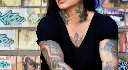 Modelo com tatuagens vibrantes no Wall Arcanjo academy, São Paulo, São Paulo, BR.