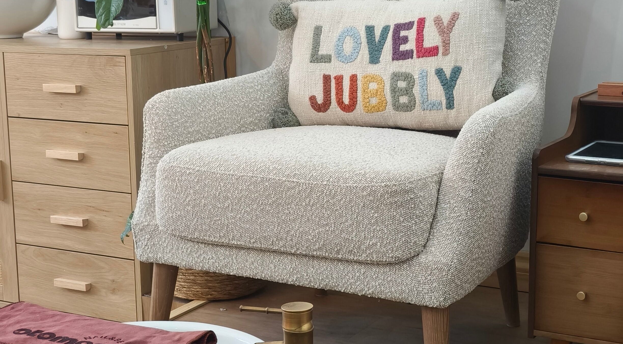 位于伦敦英格兰的otomea美丽舒适角落，展示了一把高级扶手椅。