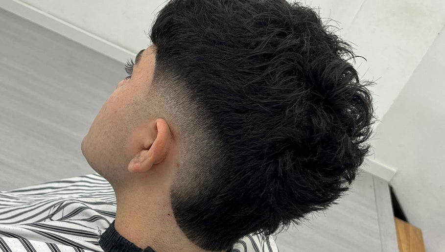 Peinado moderno en Kimey.estudio, Neuquén, Neuquén, AR. Corte degradado perfecto en un salón profesional.