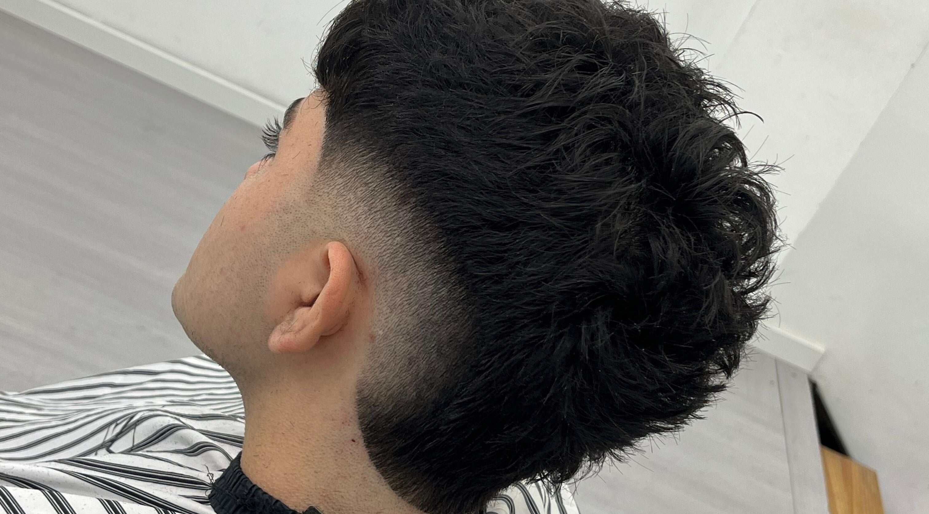 Peinado moderno en Kimey.estudio, Neuquén, Neuquén, AR. Corte degradado perfecto en un salón profesional.