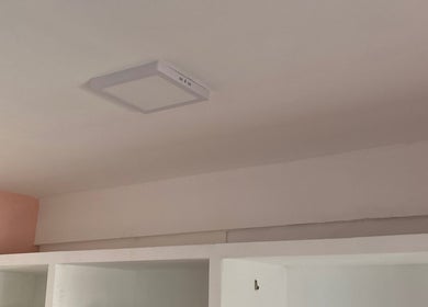 Vista del techo minimalista de Kimey.estudio en Neuquén, Neuquén, AR, con lámpara moderna integrada.