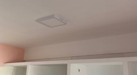 Vista del techo minimalista de Kimey.estudio en Neuquén, Neuquén, AR, con lámpara moderna integrada.