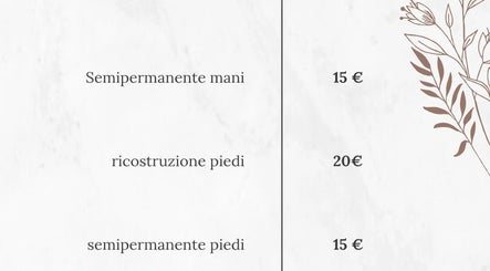 Prezzi servizi manicure e pedicure da BB nails, San Giusto Canavese, Piemonte, IT. Design minimal con foglia.