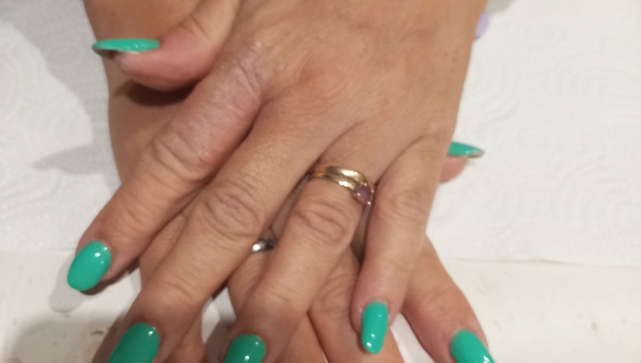 Manicure con smalto verde a BB Nails, San Giusto Canavese, Piemonte, IT, mani con anelli eleganti.