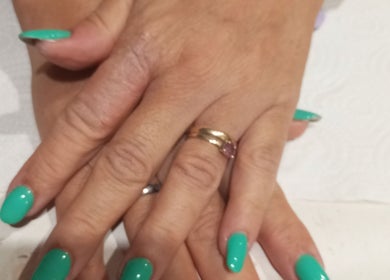 Manicure con smalto verde a BB Nails, San Giusto Canavese, Piemonte, IT, mani con anelli eleganti.