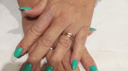 Manicure con smalto verde a BB Nails, San Giusto Canavese, Piemonte, IT, mani con anelli eleganti.
