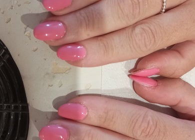 Manicure rosa a BB Nails, San Giusto Canavese, Piemonte, IT. Unghie curate con smalto brillante.