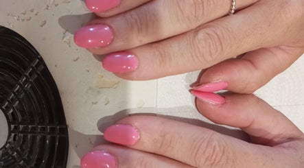 Manicure rosa a BB Nails, San Giusto Canavese, Piemonte, IT. Unghie curate con smalto brillante.