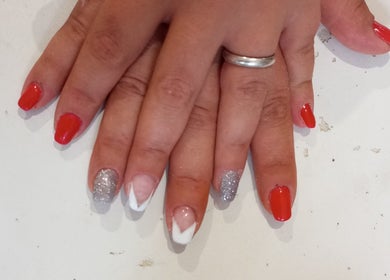 Unghie alla moda con rosso e glitter da BB Nails a San Giusto Canavese, Piemonte, IT.