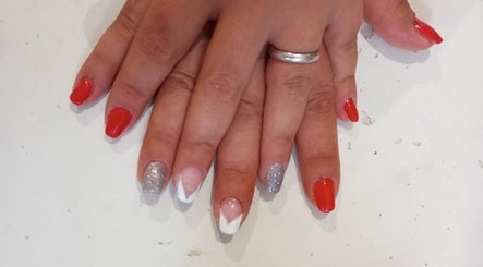 Unghie alla moda con rosso e glitter da BB Nails a San Giusto Canavese, Piemonte, IT.