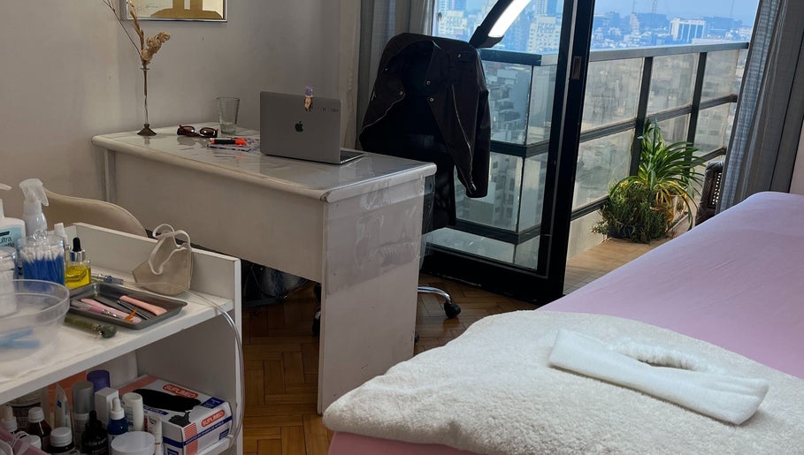 Bright room at Nava Estudio with a desk and massage bed. Located in Buenos Aires, Ciudad Autónoma De Buenos Aires, AR.