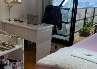 Bright room at Nava Estudio with a desk and massage bed. Located in Buenos Aires, Ciudad Autónoma De Buenos Aires, AR.