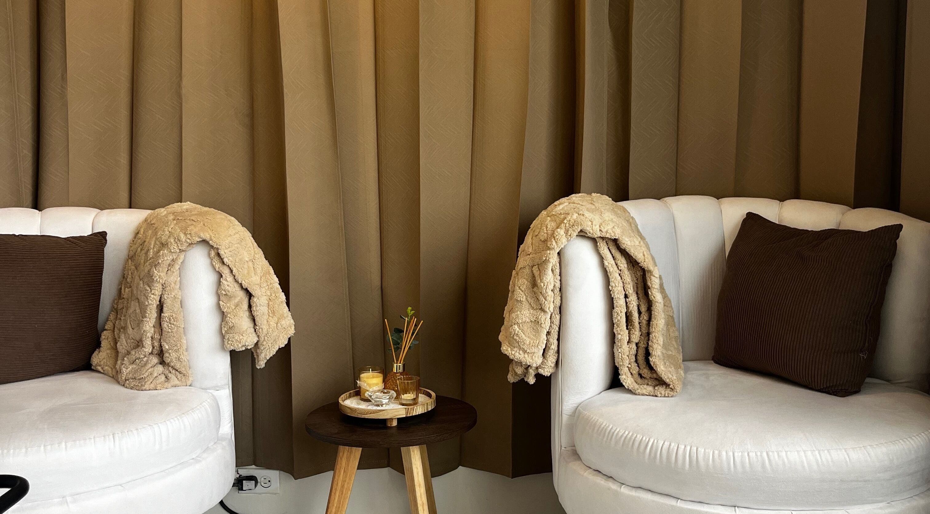 Sillones acogedores en Stephisa Nails & More, Panamá, Provincia De Panamá, PA, creando un ambiente relajante.