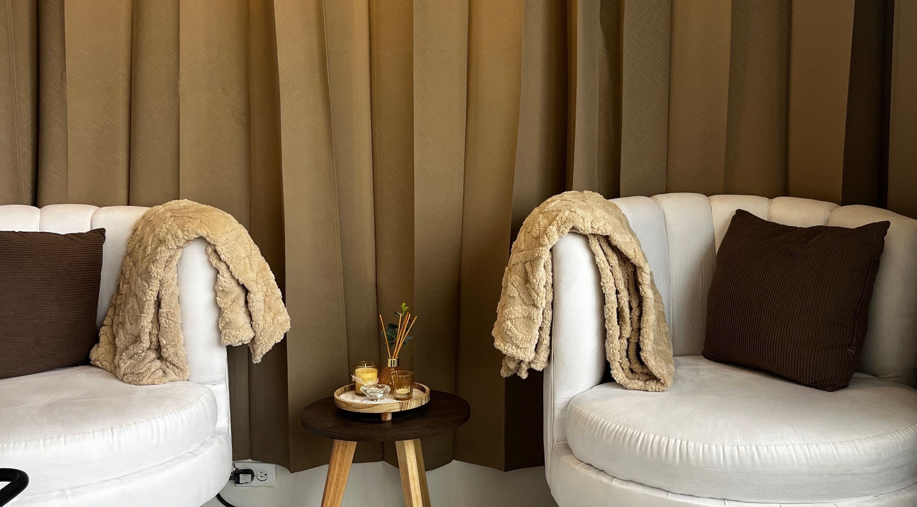 Sillones acogedores en Stephisa Nails & More, Panamá, Provincia De Panamá, PA, creando un ambiente relajante.