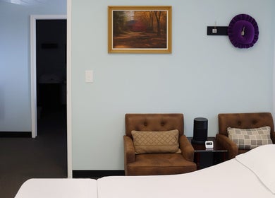 Releaf Massage & Health Spa在亚利桑那州梅萨的舒适等待区，设施齐全，营造放松氛围。