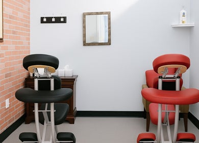 Releaf Massage & Health Spa 的舒适按摩室，位于美国亚利桑那州梅萨市，配备豪华座椅。