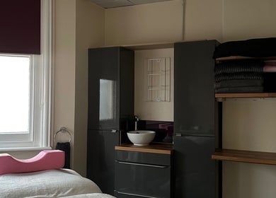 Relaxing treatment room at Beautyhavenbysian in Farnborough, England, GB with modern furnishings and warm lighting.