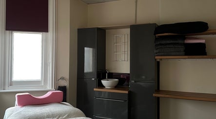 Relaxing treatment room at Beautyhavenbysian in Farnborough, England, GB with modern furnishings and warm lighting.