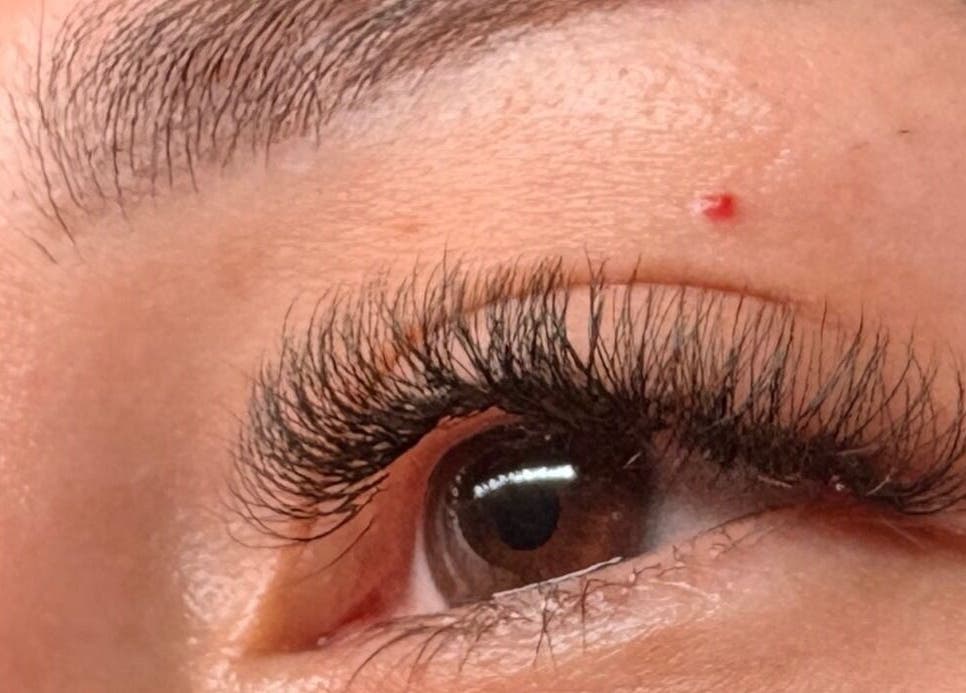 Extensiones de pestañas profesionales en LASHIEL'S, Collierville, Tennessee, US. Realce la belleza natural.