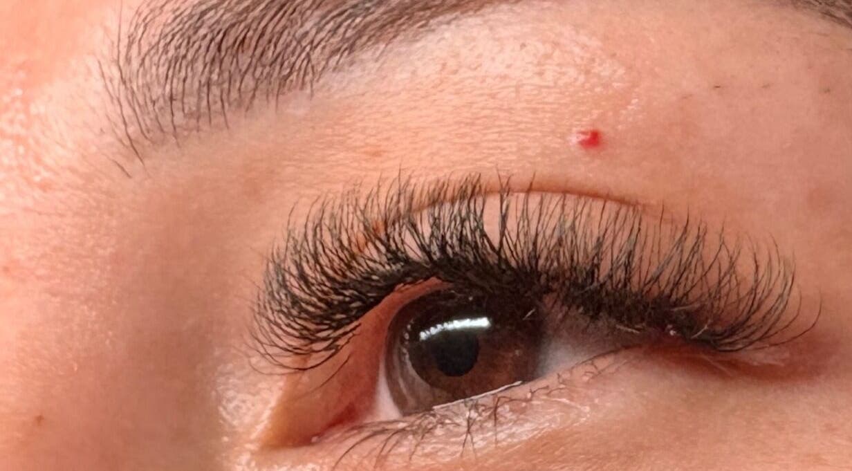 Extensiones de pestañas profesionales en LASHIEL'S, Collierville, Tennessee, US. Realce la belleza natural.