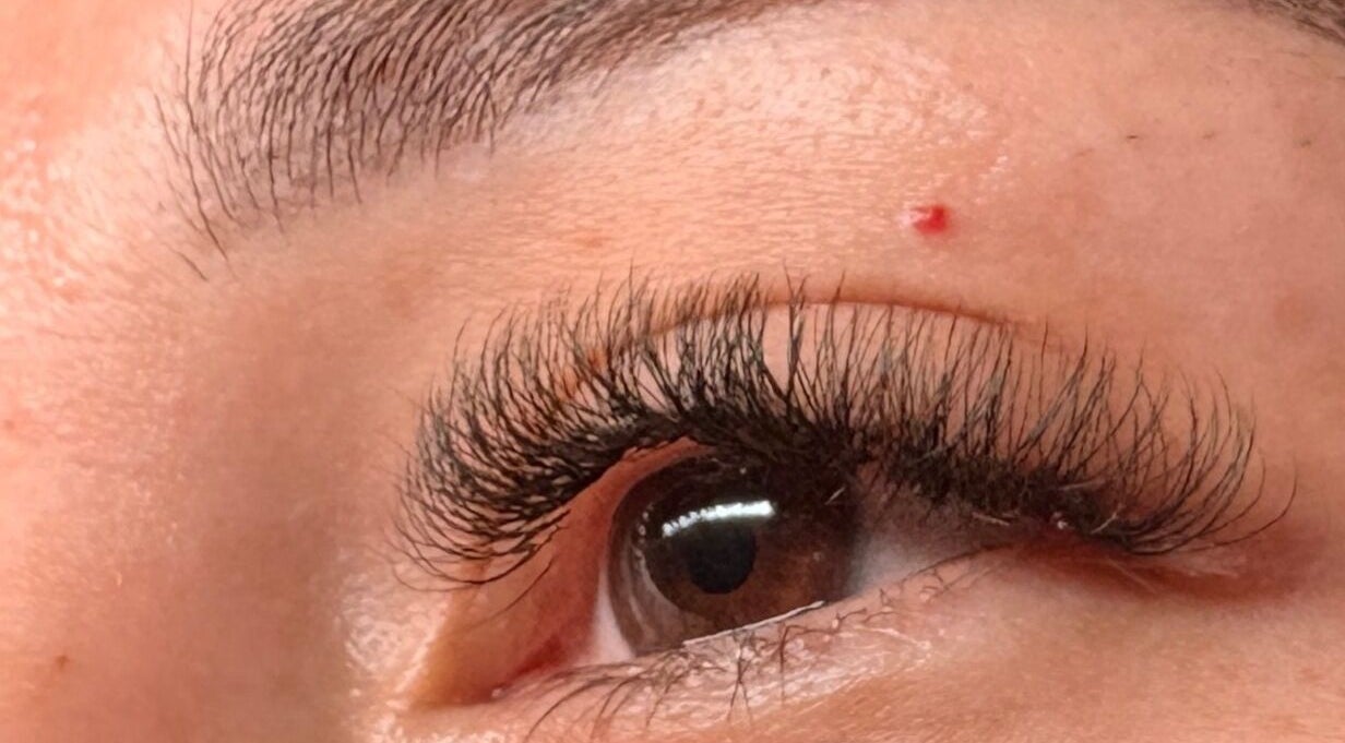 Extensiones de pestañas profesionales en LASHIEL'S, Collierville, Tennessee, US. Realce la belleza natural.