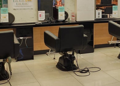 Modern salon chairs at 이철헤어커커 명동2호점 LeeChul HairKerker Myeongdong 2nd Branch, Seoul, KR.