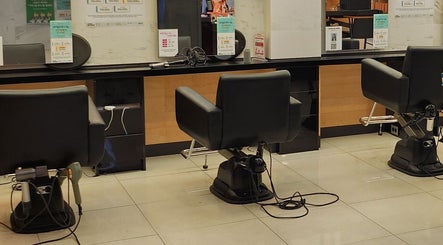 Modern salon chairs at 이철헤어커커 명동2호점 LeeChul HairKerker Myeongdong 2nd Branch, Seoul, KR.