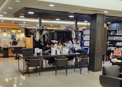 Cozy interior of 이철헤어커커 명동2호점 LeeChul HairKerker Myeongdong 2nd Branch, Seoul, KR with styling stations.
