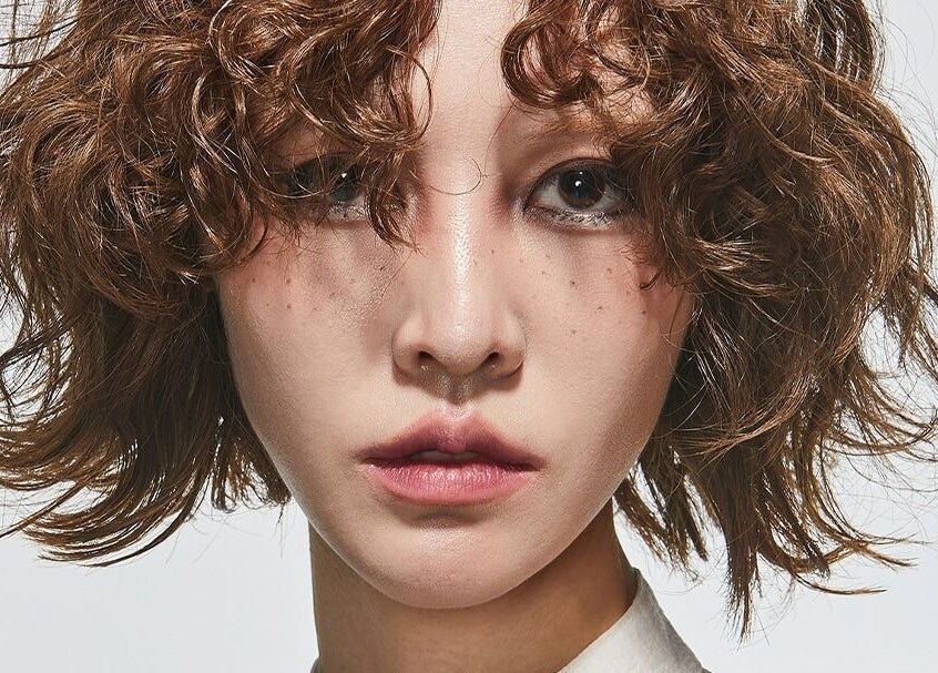 Stylish curly hairstyle at 이철헤어커커 명동2호점 LeeChul HairKerker Myeongdong 2nd Branch, Seoul, KR.