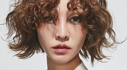 Stylish curly hairstyle at 이철헤어커커 명동2호점 LeeChul HairKerker Myeongdong 2nd Branch, Seoul, KR.