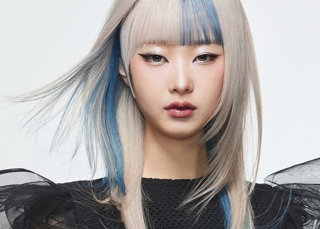 Stylish blue-highlighted hair by 이철헤어커커 명동2호점 LeeChul HairKerker Myeongdong 2nd Branch, Seoul, KR.