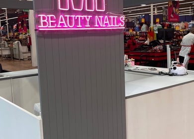 Mostrador moderno de MF_beautynails con letrero rosa brillante en Tulum, MX, dentro de un centro comercial.