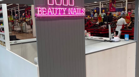 Mostrador moderno de MF_beautynails con letrero rosa brillante en Tulum, MX, dentro de un centro comercial.