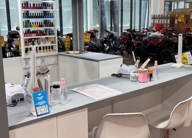 Mesa de manicura moderna en MF_beautynails, Tulum, MX, con esmaltes variados y herramientas de belleza.