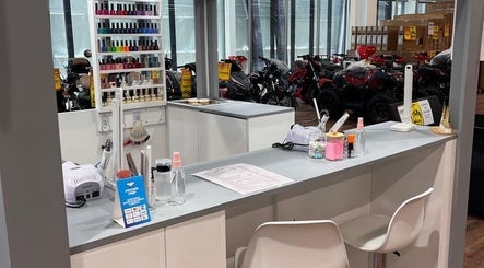 Mesa de manicura moderna en MF_beautynails, Tulum, MX, con esmaltes variados y herramientas de belleza.