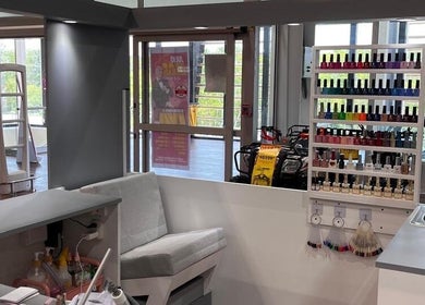 Estación de manicura en MF_beautynails en Tulum, MX, con variedad de esmaltes de uñas.
