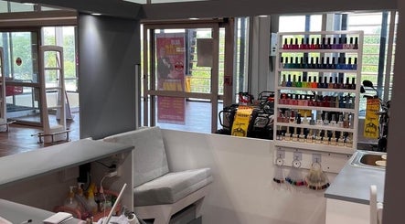 Estación de manicura en MF_beautynails en Tulum, MX, con variedad de esmaltes de uñas.