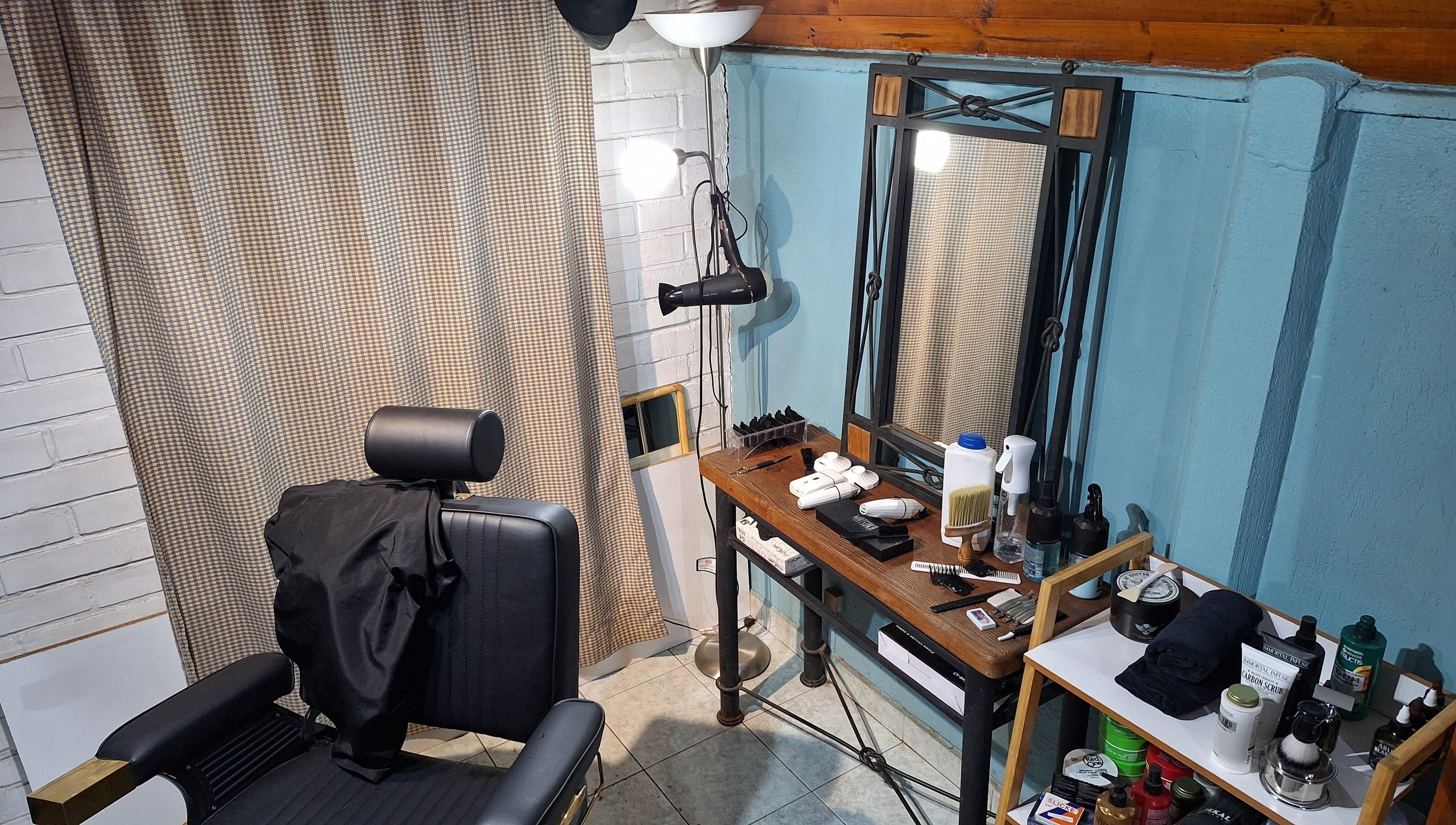 Esquina de barbería acogedora en Barbería Punto de Encuentro, Quilicura, Región Metropolitana, CL.