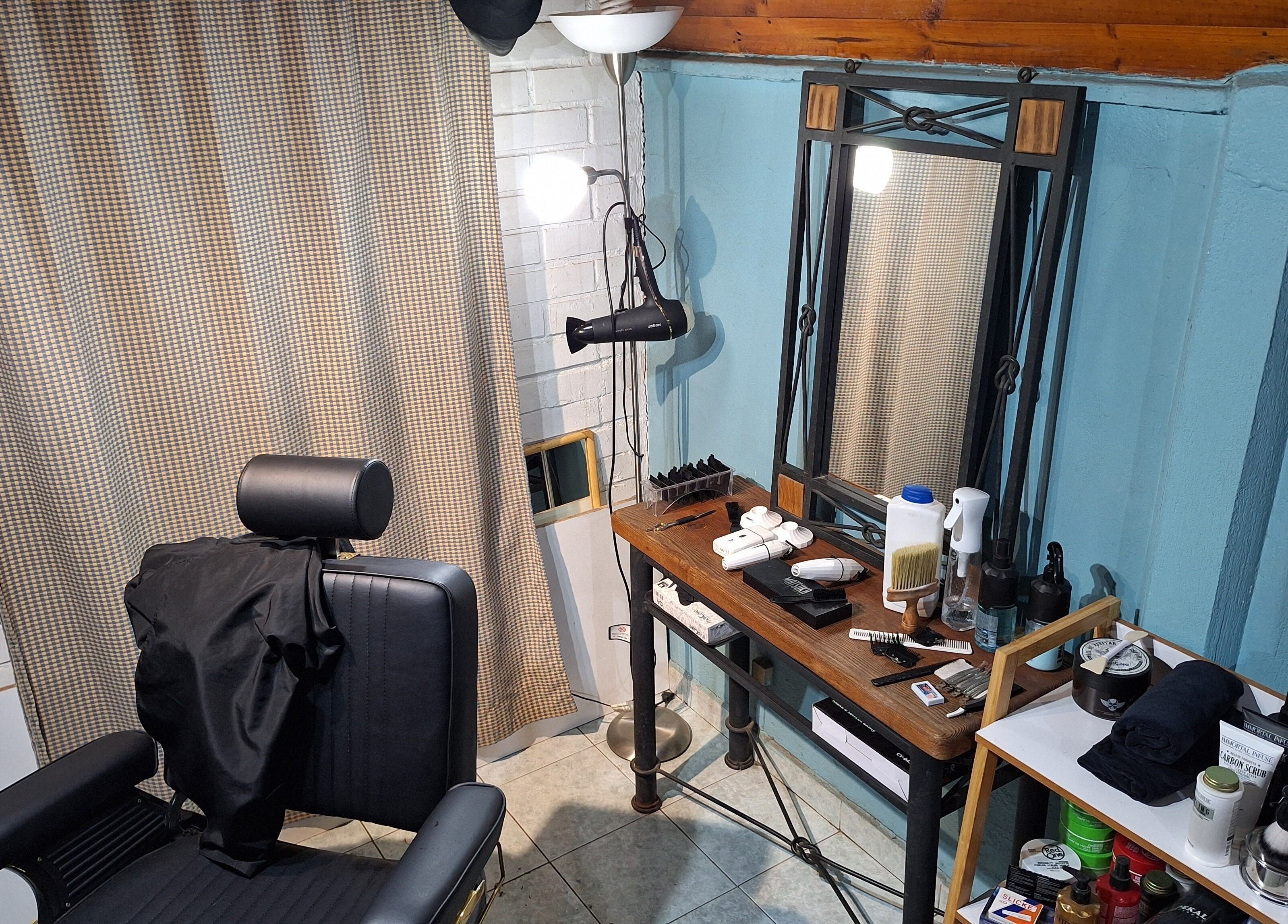 Esquina de barbería acogedora en Barbería Punto de Encuentro, Quilicura, Región Metropolitana, CL.