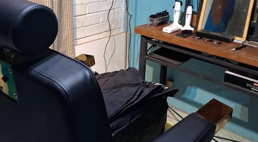 Silla de barbero en Barbería Punto de Encuentro, Quilicura, Región Metropolitana, CL. Espacio acogedor y moderno.