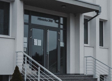 Vchod NŪSYE STUDIO v Žilinský Kraj, Žilinský Kraj, SK s moderními detaily.