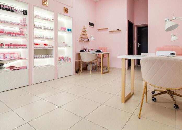Изискан салон в розово в Hit Nails Bulgaria, София, Област София, BG, с модерна мебелировка и продукти.