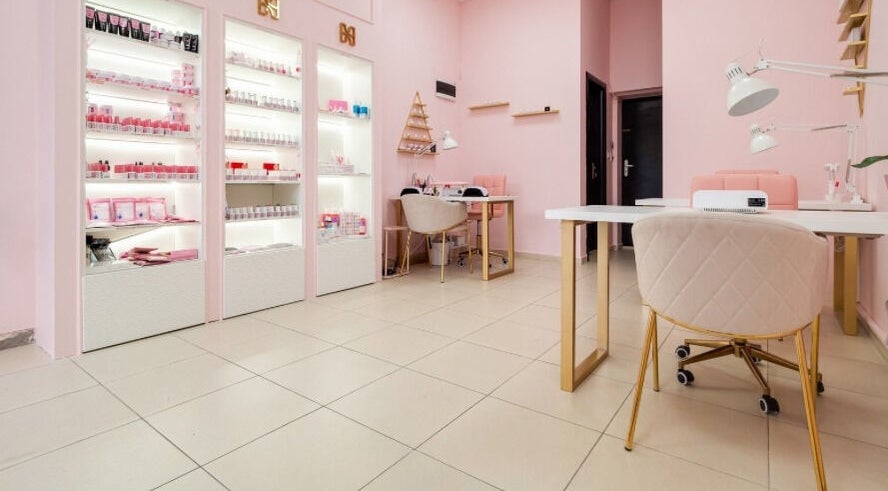 Изискан салон в розово в Hit Nails Bulgaria, София, Област София, BG, с модерна мебелировка и продукти.