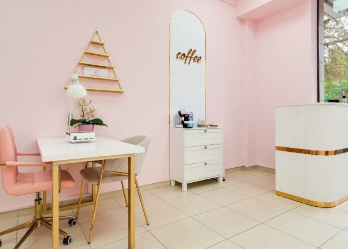 Елегантен интериор в Hit Nails Bulgaria, София, Област София, BG с розови стени и модерни мебели.