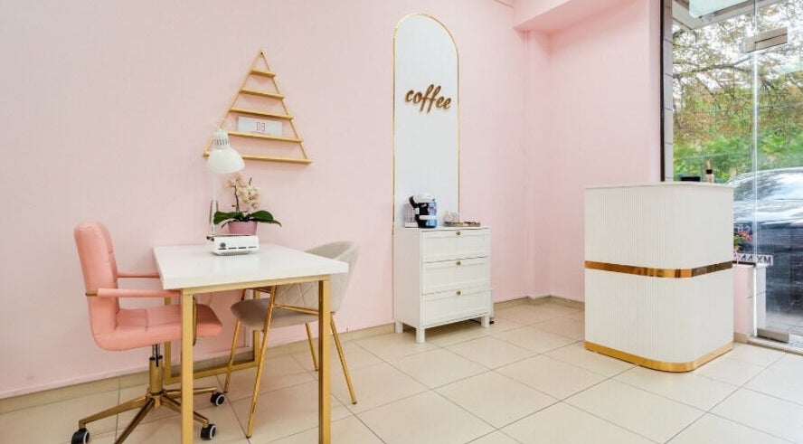 Елегантен интериор в Hit Nails Bulgaria, София, Област София, BG с розови стени и модерни мебели.